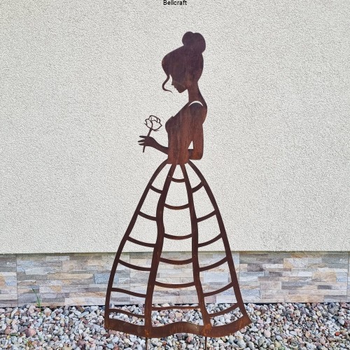 Dama z różą  - figura ogrodowa i podpora do niskich pnączy