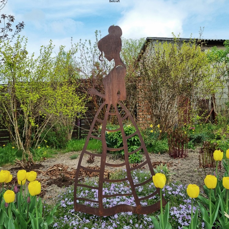 Dama z różą  - figura ogrodowa i podpora do niskich pnączy