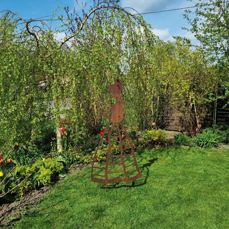 Dama z różą  - figura ogrodowa i podpora do niskich pnączy