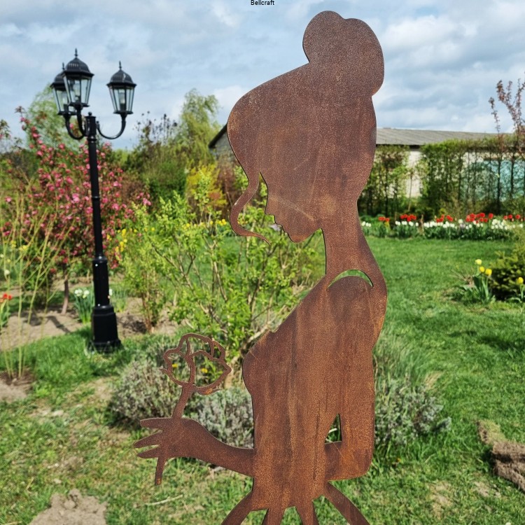 Dama z różą  - figura ogrodowa i podpora do niskich pnączy