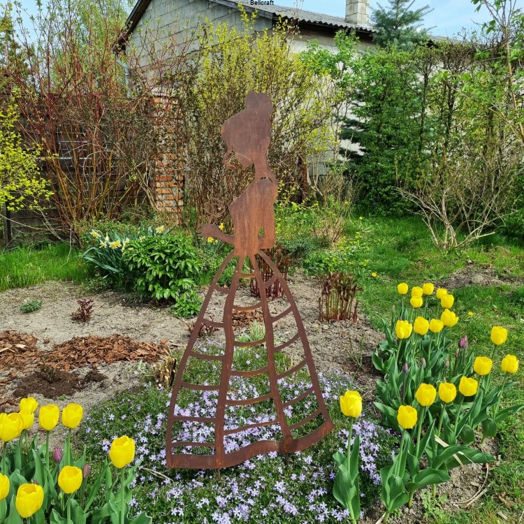 Dama z różą  - figura ogrodowa i podpora do niskich pnączy