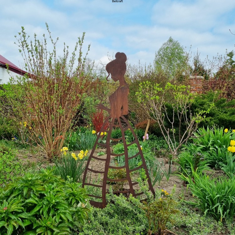 Dama z różą  - figura ogrodowa i podpora do niskich pnączy