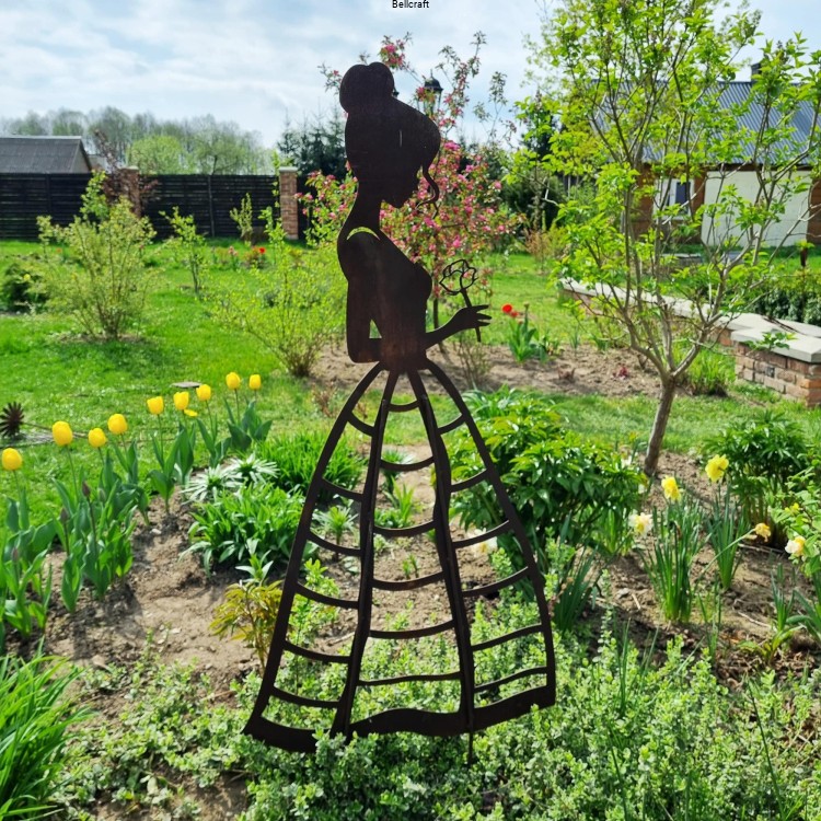 Dama z różą  - figura ogrodowa i podpora do niskich pnączy