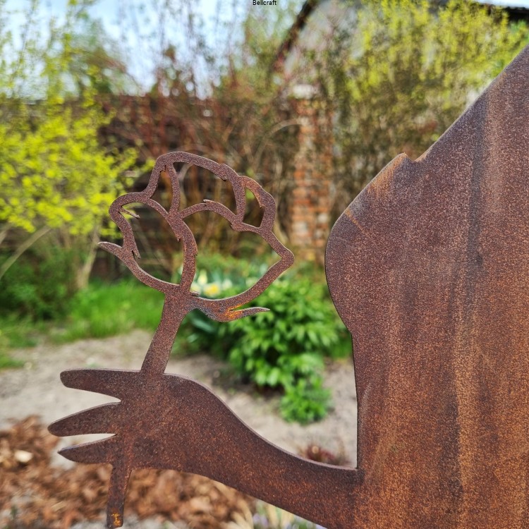 Dama z różą  - figura ogrodowa i podpora do niskich pnączy