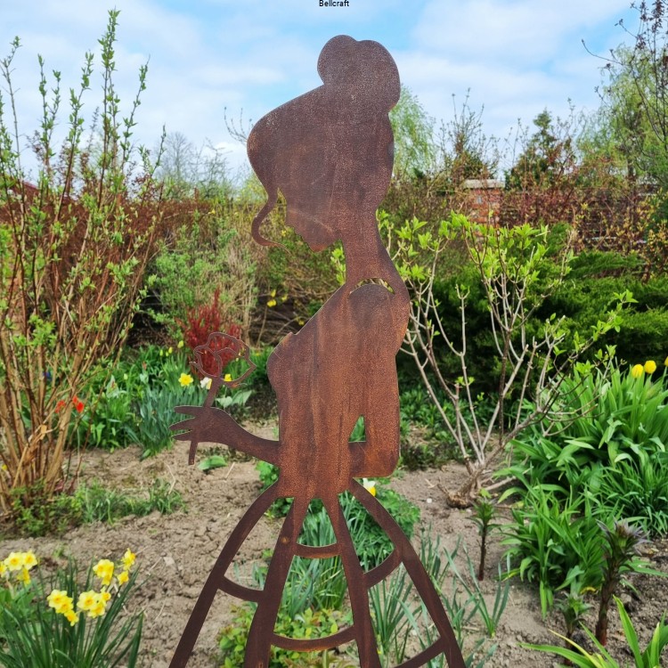 Dama z różą  - figura ogrodowa i podpora do niskich pnączy