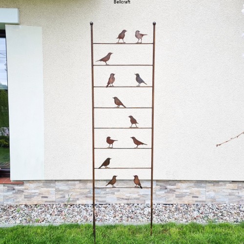 Metalowa podpora do pnączy pokryta naturalną rdzą