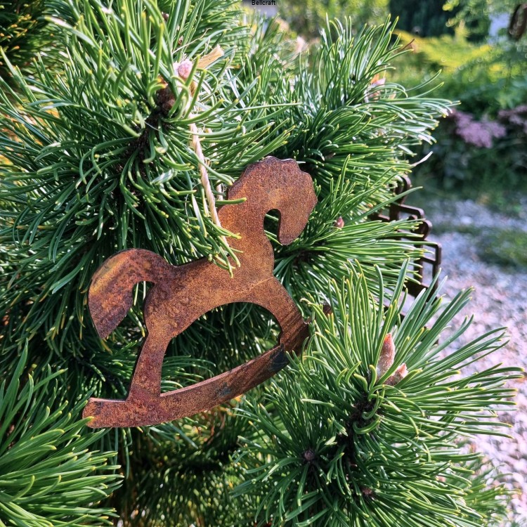 dekoracje choinkowe malowane rdzą