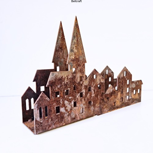 metalowy świecznik z rdzą