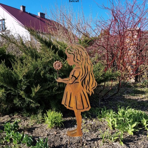 figura dziewczynki metalowa