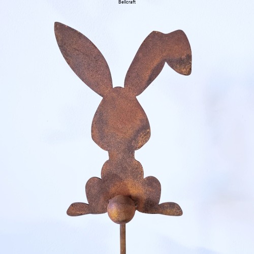 Mały rdzewiony zajączek do doniczki