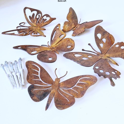 Metalowe motyle z rdzą