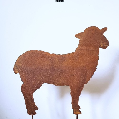 Owca z metalu - dekoracja do wiejskiego ogrodu