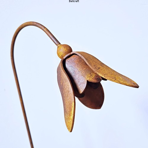 Przebiśniegi kwiaty z metalu