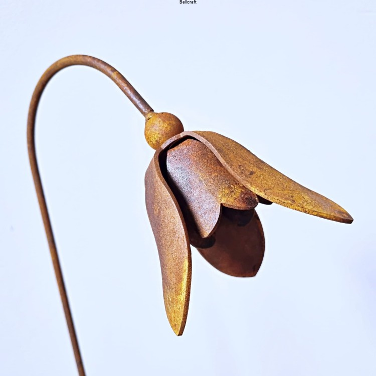 Przebiśniegi kwiaty z metalu