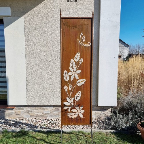 Dekoracyjny panel ogrodowy z metalu - kwiaty z motylem