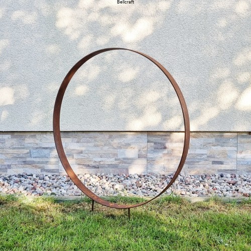 metalowa obręcz pokryta rdzą do ogrodu.jpg