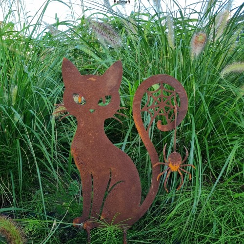 kot z pająkiem z metalu pokryty rdzą.jpg