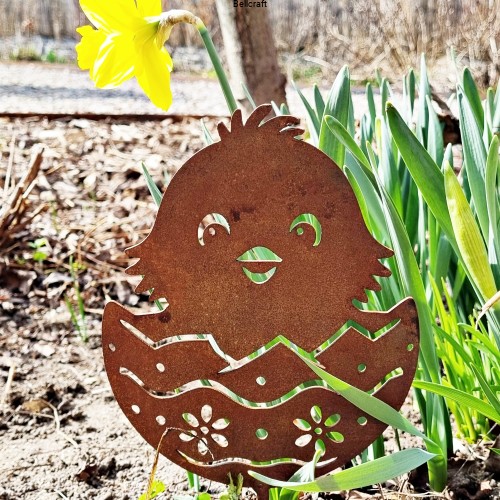 kurczak pokryty naturalną rdzą dekoracja do donicy.jpg