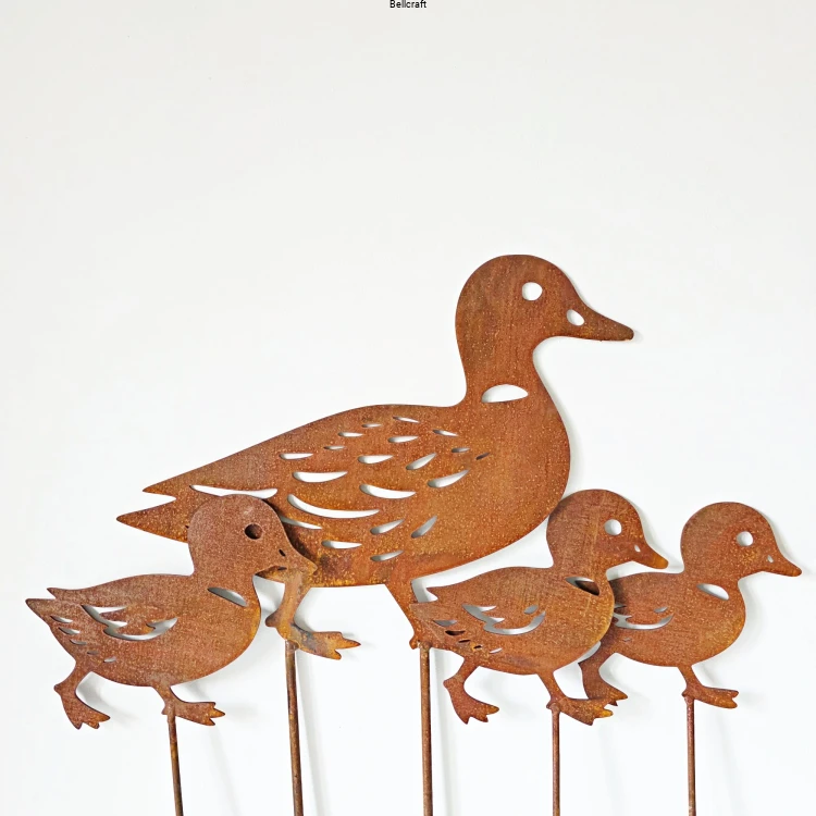 rdza w ogrodzie kaczki z metalu.jpg