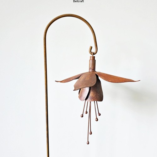 kwiat z metalu malowany rdzą fuksja.jpg