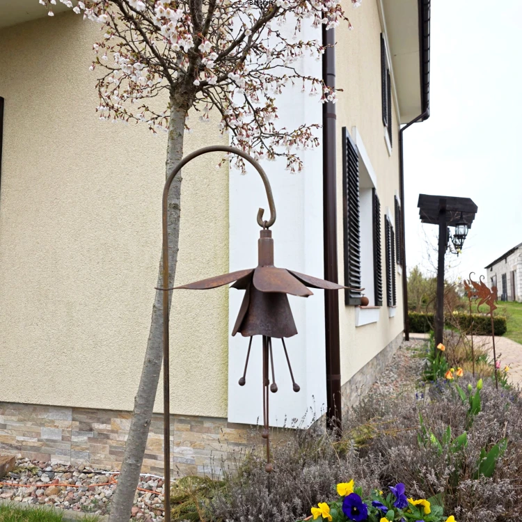 metalowy kwiat przestrzenny na piku.jpg