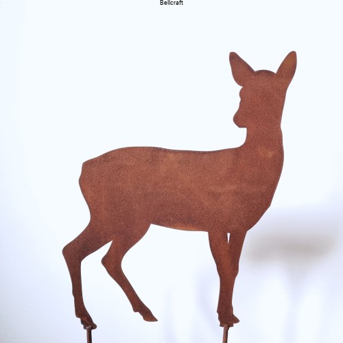 Sarna z metalu - dekoracja do ogrodu