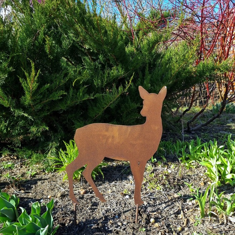 Sarna z metalu - dekoracja do ogrodu