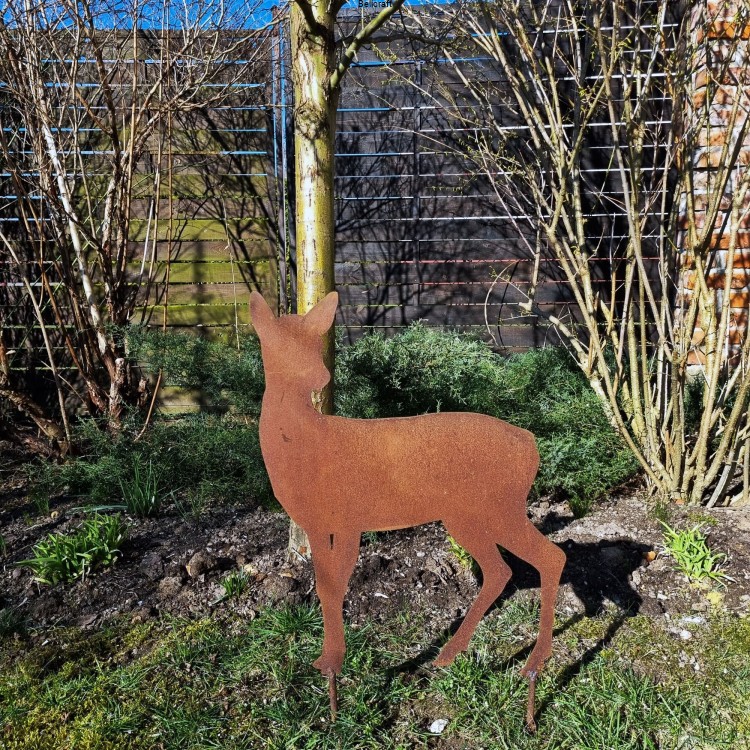 Sarna z metalu - dekoracja do ogrodu