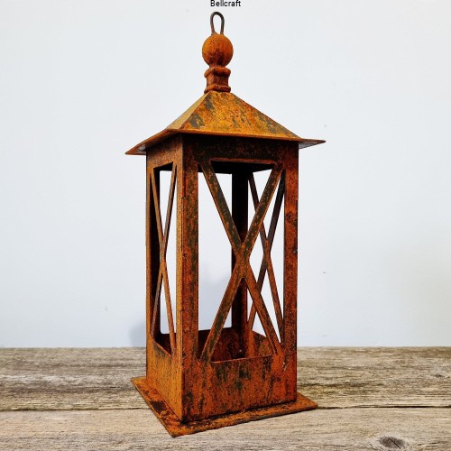 Metalowa latarenka z rdzą