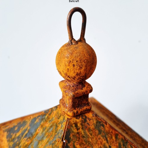 Metalowa latarenka z rdzą