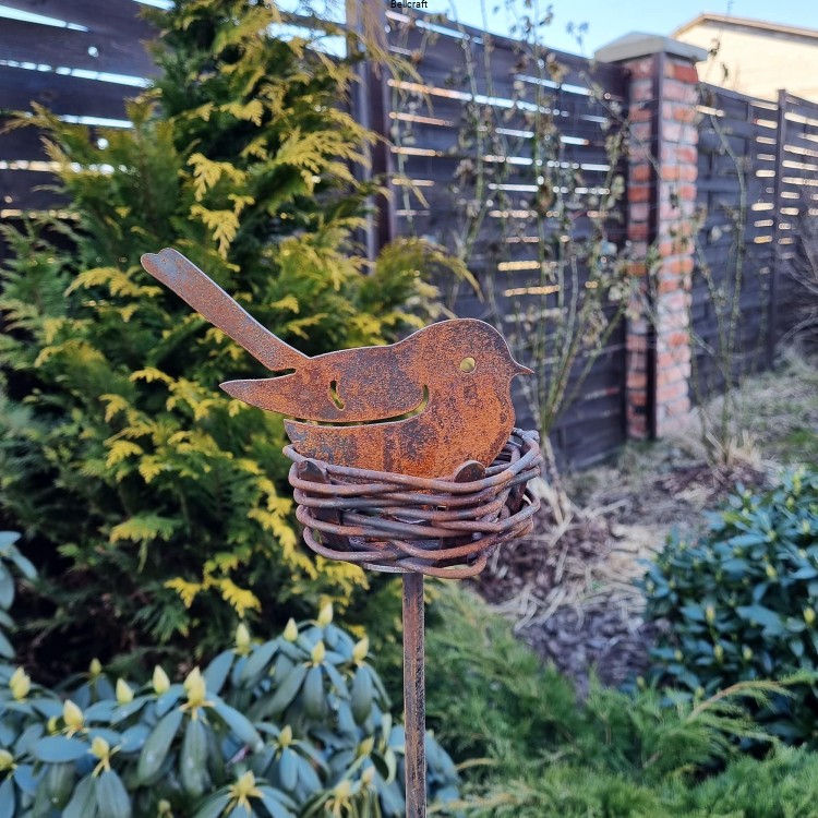 Gniazdo z ptaszkiem malowane rdzą