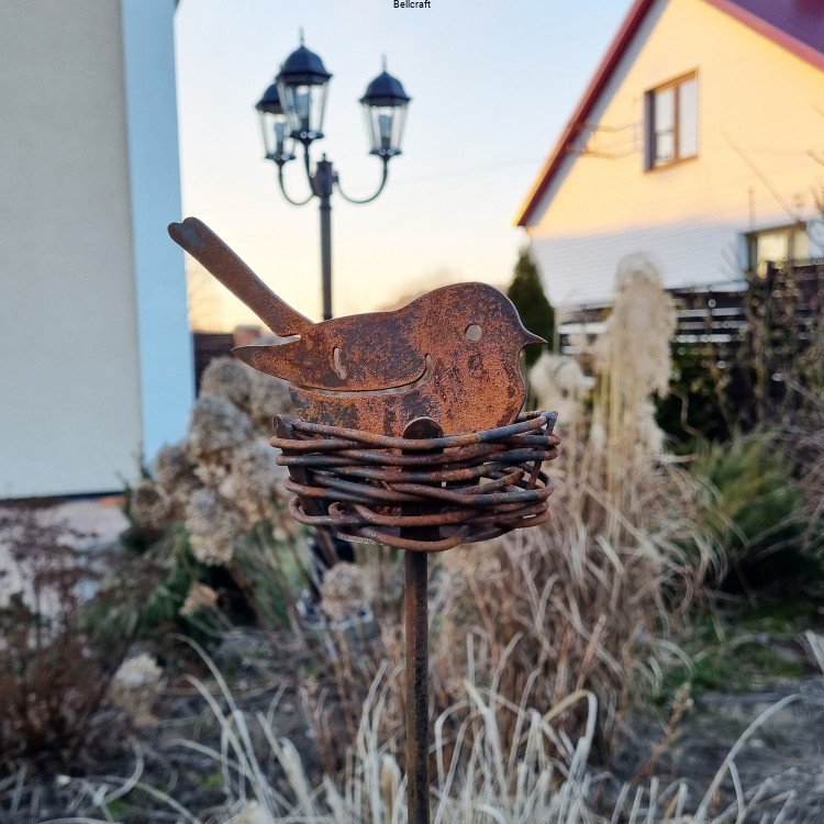 Gniazdo z ptaszkiem malowane rdzą