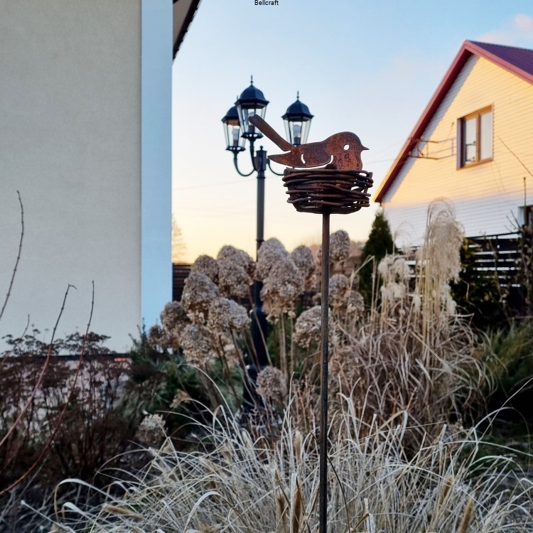 Gniazdo z ptaszkiem malowane rdzą