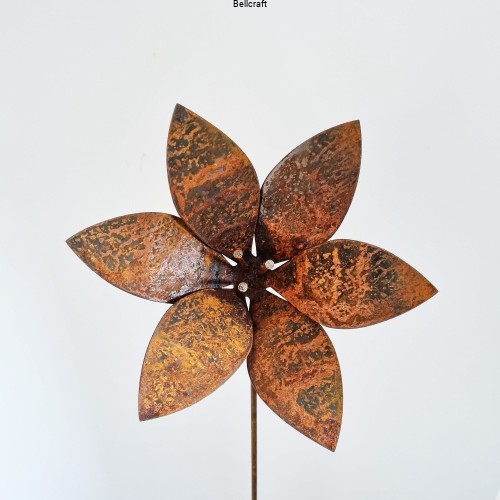 Lilia - duży przestrzenny kwiat z metalu