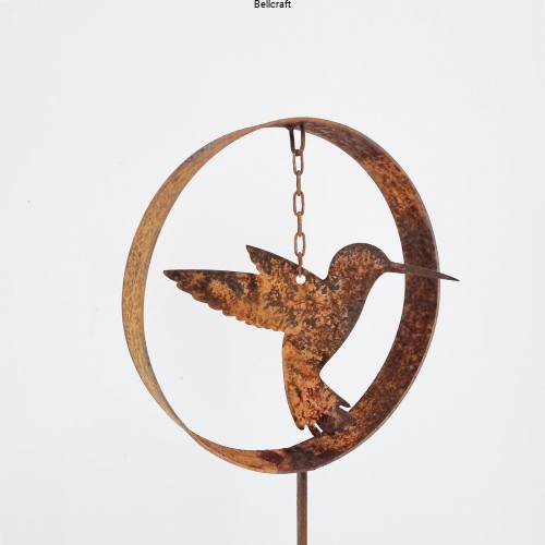 Koliber w obręczy - wyjątkowa dekoracja ogrodowa