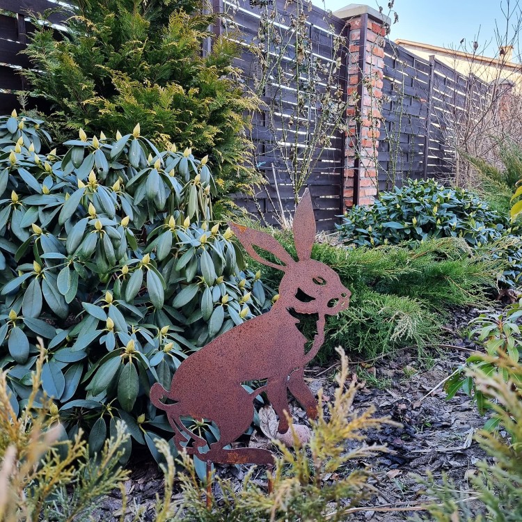 Zając - dekoracja ogrodowa z metalu