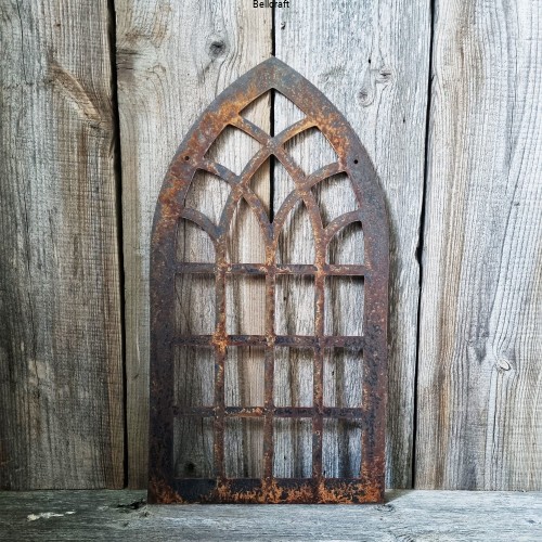 Okno gotyckie - oryginalna ozdoba ogrodu