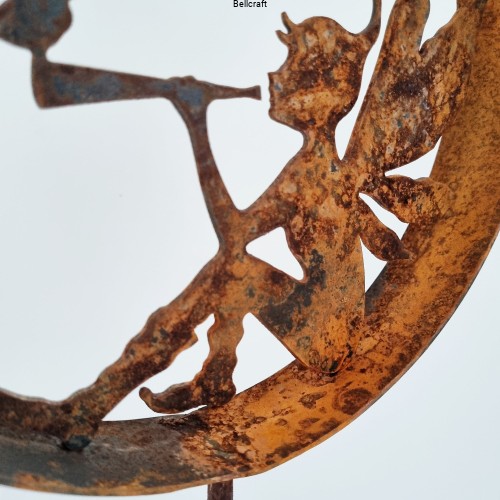 Elf w obręczy - oryginalna dekoracja ogrodowa