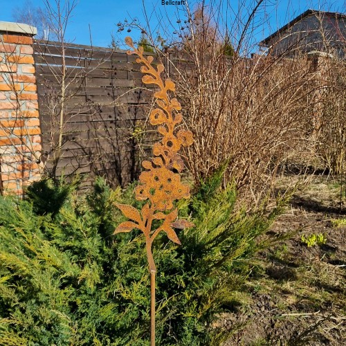 Ostróżka - metalowa ozdoba do ogrodu