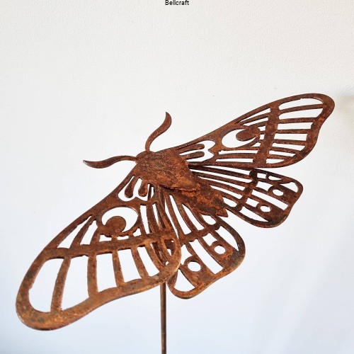 Ćma w locie - przestrzenna ozdoba malowana rdzą