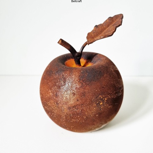 Duże dekoracyjne jabłko z metalu pokrytego rdzą