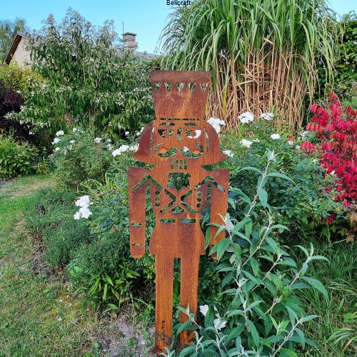 duża dekoracja ogrodowa na święta dziadek do orzechów