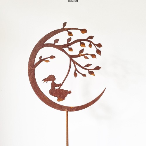 Dziewczynka na huśtawce pod drzewem - metalowa dekoracja ogrodowa