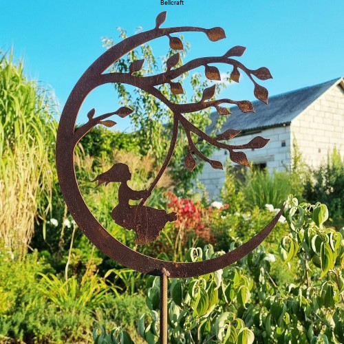 Dziewczynka na huśtawce pod drzewem - metalowa dekoracja ogrodowa