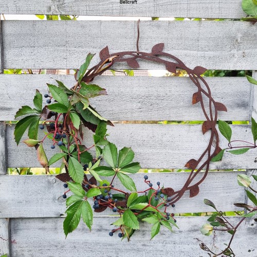 Dekoracyjny wieniec z rdzewionego metalu