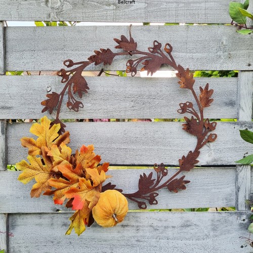 Dekoracyjny rdzewiony wianek do jesiennych kompozycji