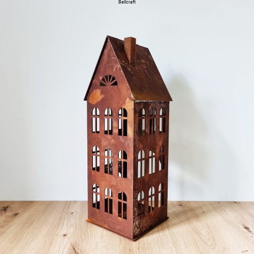 Metalowy domek lampion pokryty rdzą