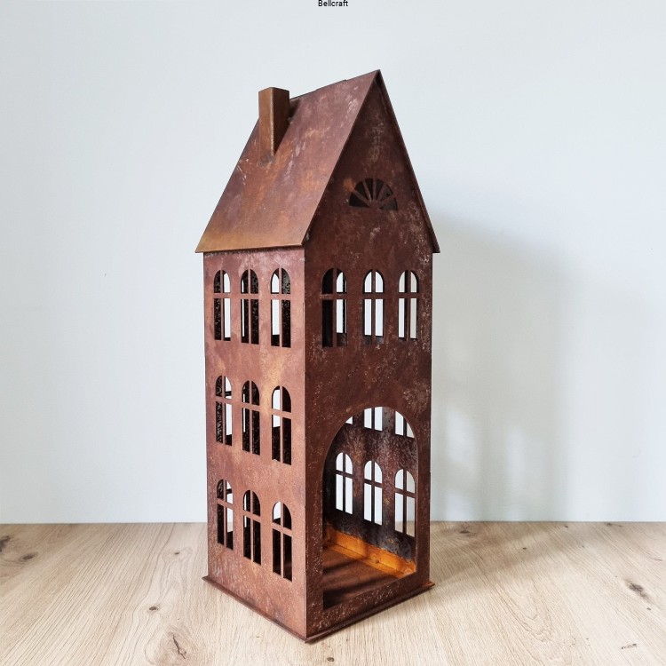 Metalowy domek lampion pokryty rdzą