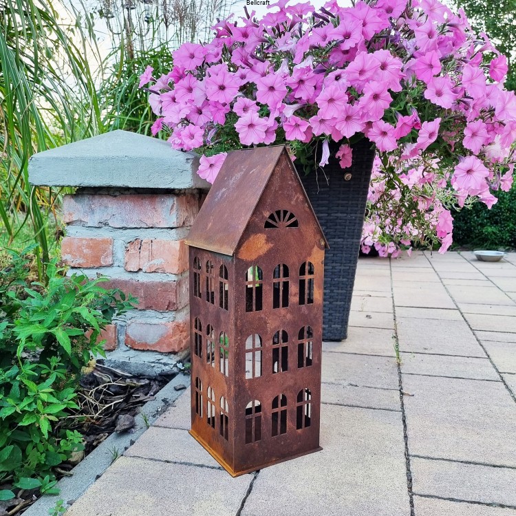 Metalowy domek lampion pokryty rdzą