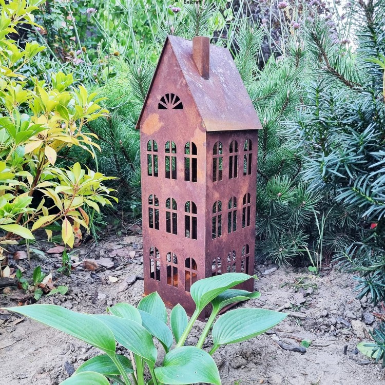 Metalowy domek lampion pokryty rdzą